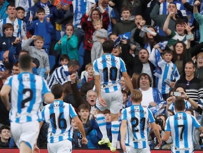 Los jugadores de la Real Sociedad celebran el gol de Mikel Oyarzabal con su afición la temporada pasada