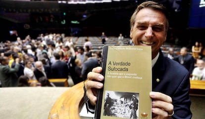 Bolsonaro exibe livro de Carlos Brilhante Ustra no Congresso.