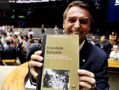 Bolsonaro exibe livro de Carlos Brilhante Ustra no Congresso.