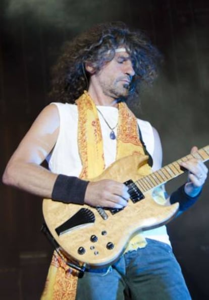 El guitarrista de Extremoduro e Inconscientes, Iñaki 'Uoho' Antón, en 2014 en Villena.