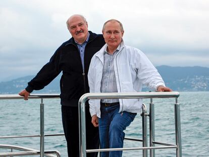 Vladimir Putin (a la derecha) y Alexandr Lukashenko, el sábado en Sochi (Rusia).