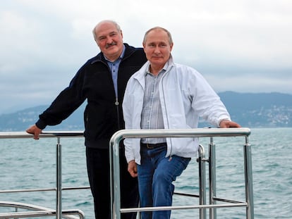 Vladimir Putin (a la derecha) y Alexandr Lukashenko, el sábado en Sochi (Rusia).