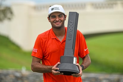 Eugenio López-Chacarra, con el trofeo.