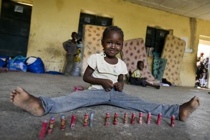 Grace Ishaya, de cuatro años, juega con unas pequeñas pilas en el campo Gire 2. El campo está instalado en los terrenos de una escuela primaria.