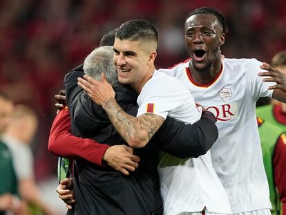 Jose Mourinho se abraza a sus jugadores tras la clasificación de la Roma para la final de la Europa League.