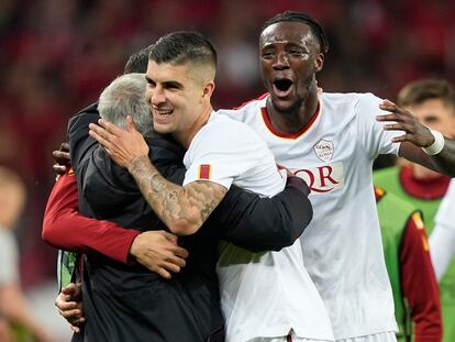 Jose Mourinho se abraza a sus jugadores tras la clasificación de la Roma para la final de la Europa League.