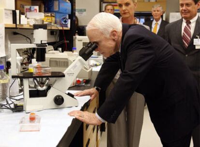 John McCain visita un centro de investigación del cáncer de la Universidad de Florida.