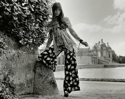 Jane Birkin posando para ‘Vogue’ en 1969 vestida por el diseñador Ossie Clark.