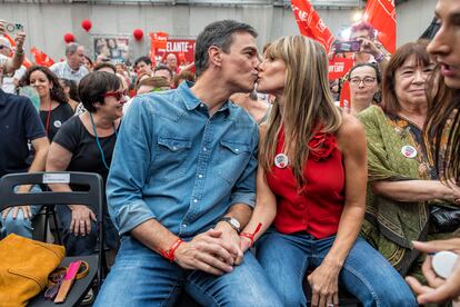 El candidato del PSOE a la reelección, Pedro Sánchez, besa a su esposa, Begoña, durante el mitin de cierre de campaña de las Elecciones Generales el 21 de julio.