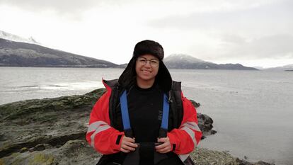 Alejandra Mora, geógrafa chilena, en el Canal de Beagle, en la Patagonia sudamericana.