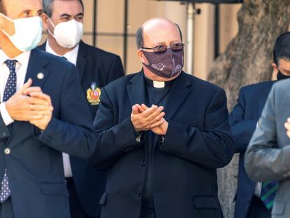 El deán de la catedral de Toledo, Juan Miguel Ferrer (centro), en el acto institucional de conmemoración de la patrona de la Guardia Civil, este martes en Toledo.