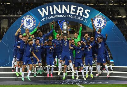 Los jugadores de Chelsea celebran con el trofeo de la Liga de Campeones.