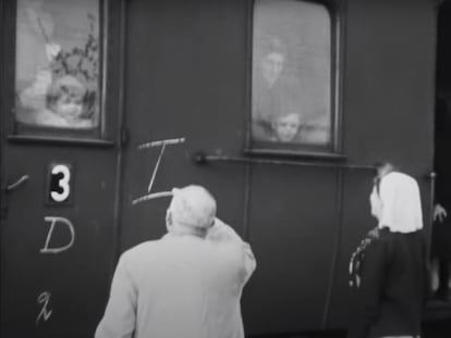 Unos niños se asoman a las ventanillas del tren que iba al campo de concentración alemán de Bergen-Belsen, en una imagen de una película grabada en 1944.