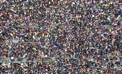 Vista aérea de los miles de pasajeros que esperan en el exterior de la estación de tren de Guangzhou, al sur de la provincia de Guangdong (China), en la vuelta a casa tras la celebración del Año Nuevo.