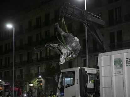 Una gr&uacute;a del Ayuntamiento de Barcelona retira la estatua de Franco. 
