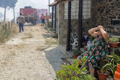 Uma mulher reage após o avanço das chamas na cidade portuguesa de Sarnada.