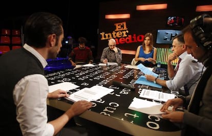 Lectura del guion con los presentadores de 'El intermedio'.