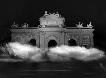 La instalación<i> Atmósfera,</i> de la artista mexicana Darya von Berner, envolverá la Puerta de Alcalá de las nueve de la noche de mañana a las cinco de la madrugada del domingo.