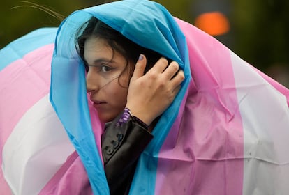 Una persona envuelta en la bandera que reivindica las libertades de las personas transgénero participa este miércoles en una manifestación en Oviedo.