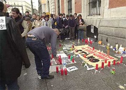 Numerosos ciudadanos se han concentrado en la Puerta del Sol para poner velas en memoria de las víctimas.