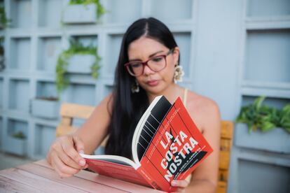 Laura Ardila junto a su libro 'La costa nostra' en Barranquilla, el 25 de agosto de 2023.