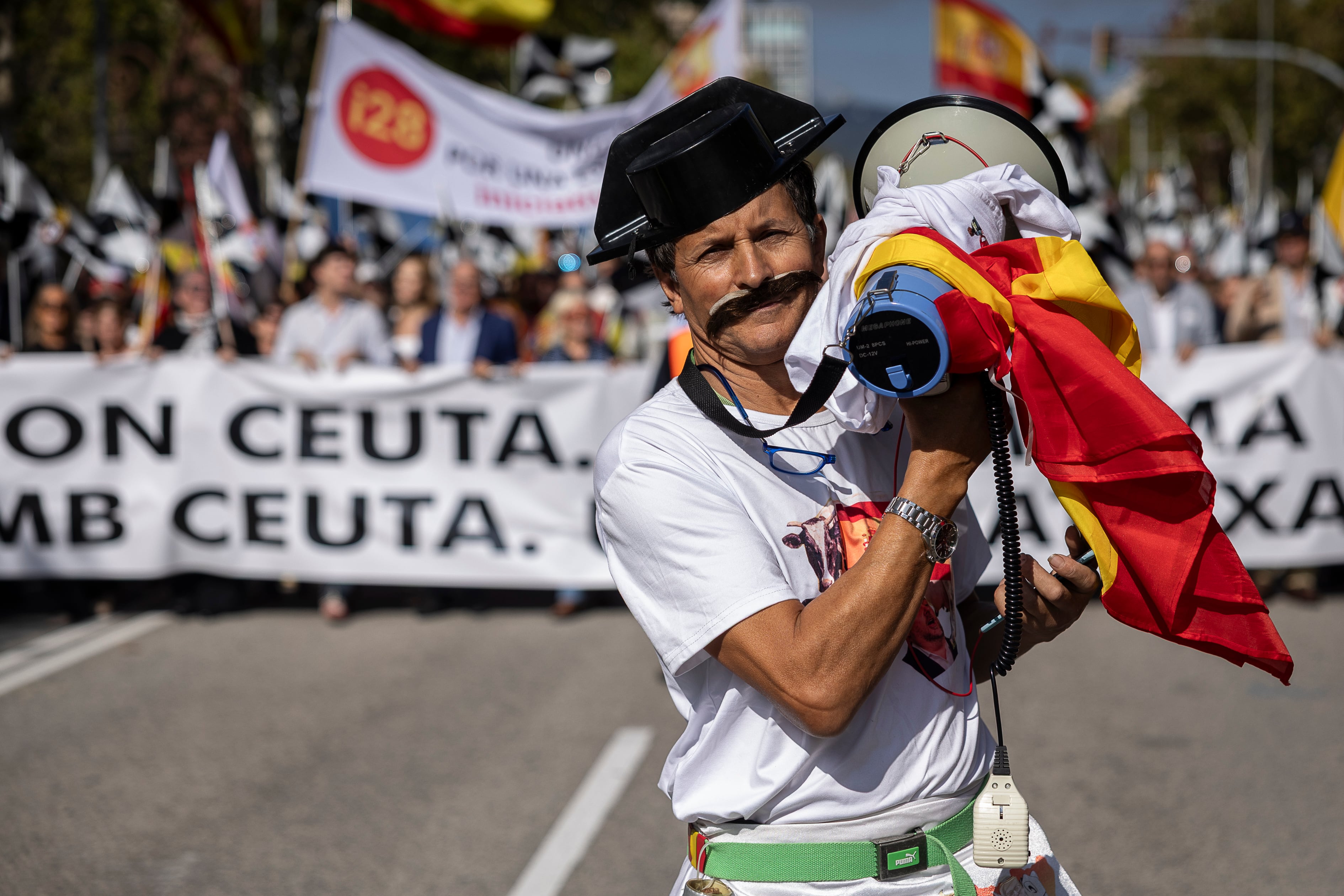 Manifestación con motivo del día de la Hispanidad en el centro de Barcelona.