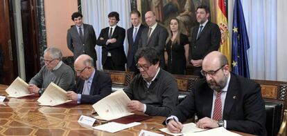 Representantes sindicales firmando uno de los acuerdos de empleo público de los útlimos años con el ministro popular de Hacienda, Cristóbal Montoro.