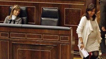 Sandra Moneo se dirige a la tribuna del Congreso. La observa la ministra de Igualdad, Bibiana Aído.