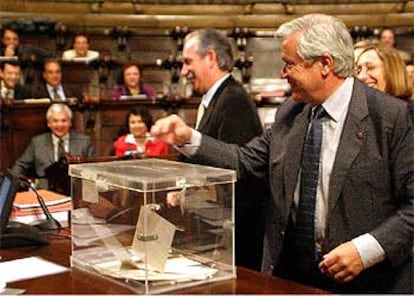 Joan Clos, alcalde de Barcelona, en el momento de votar sobre las corridas de toros.