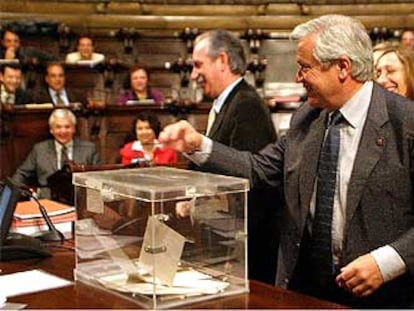 Joan Clos, alcalde de Barcelona, en el momento de votar sobre las corridas de toros.