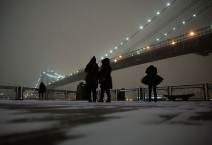 Um grupo de visitantes na Ponte do Brooklyn.