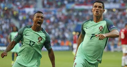 Cristiano celebra uno de sus goles junto a Nani.