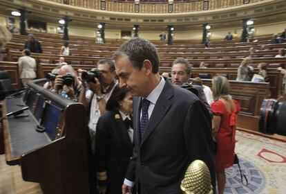 El presidente del Gobierno, José Luis Rodríguez Zapatero, llega a su escaño en el Congreso de los Diputados.