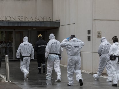 La Unidad de Emergencia Militar, este sábado, en labores de desinfección en el Centro Alzhéimer Fundación Reina Sofía, en Madrid.