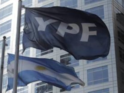 YPF está bajo control del Estado argentino desde mayo de 2012, tras la expropiación del 51 % de las acciones a la española Repsol, que mantiene en la petrolera argentina una participación del 12 %. EFE/Archivo