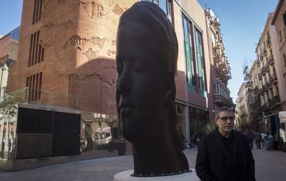 Plensa amb el seu 'Carmela' situada al costat del Palau.