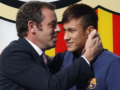 Neymar junto a su presidente, Sandro Rosell.