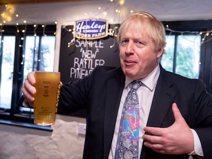El primer ministro Boris Johnson con un trago en Callestick, Cornualles, en noviembre de 2019.