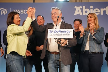 El candidato a lehendakari por el PP, Javier de Andrés, comparece ante los medios durante la noche electoral, este domingo en el Hotel Canciller Ayala.