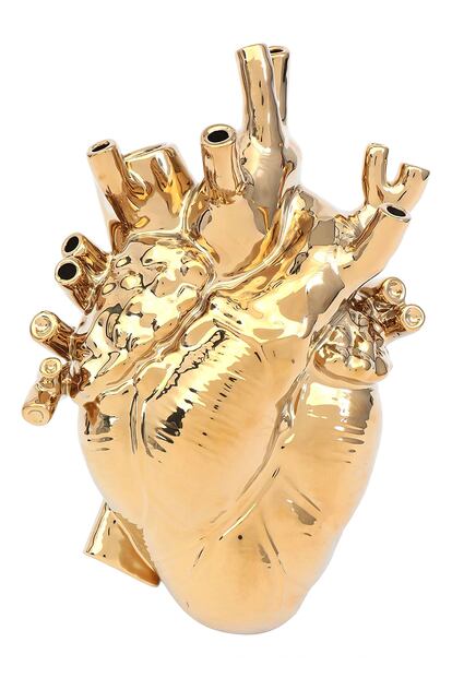 Las irónicas creaciones del diseñador Marcantonio Raimondi Malerba para Seletti son un acierto seguro. Una de las últimas es este jarrón dorado de porcelana, un corazón en el que venas y arterias sirven para colocar flores.