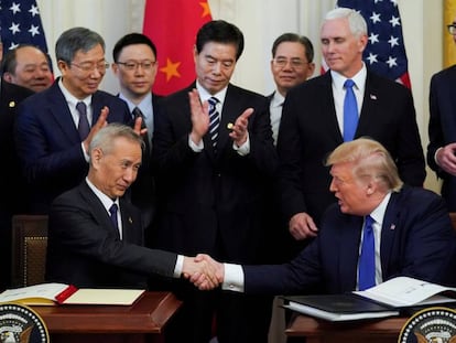 El vice primer ministro chino, Liu He, y el presidente de EE UU, Donald Trump, tras la firma del acuerdo para poner fin a la guerra comercial, el 15 de enero de 2020 en Washington.