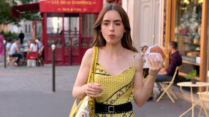 Lily Collins en una escena de 'Emily in Paris'.