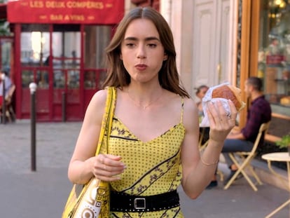 Lily Collins en una escena de 'Emily in Paris'.