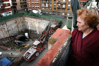 Una vez comprobada la seguridad de la zona, los vecinos de los edificios colindantes al socavón comienzan a volver a sus casas. El Gobierno ha anunciado que destinará 16 millones de euros para la rehabilitación integral del barrio barcelonés y ayudas económicas significativas a los afectados. (02-02-2005)