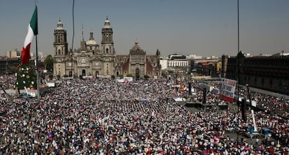 Seguidores de López Obrador en el Zócalo del DF en 2013