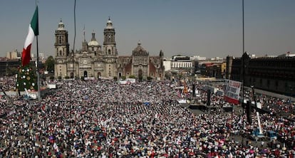 Seguidores de L&oacute;pez Obrador en el Z&oacute;calo del DF en 2013 