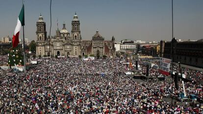 Seguidores de L&oacute;pez Obrador en el Z&oacute;calo del DF en 2013 