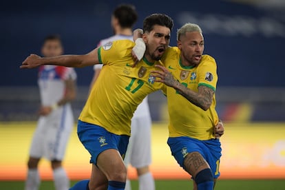 Neymar comemora o gol brasileiro com Lucas Paquetá.