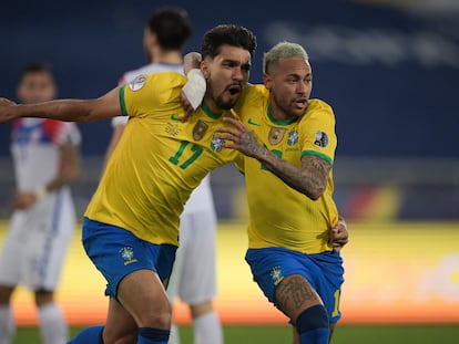 Neymar comemora o gol brasileiro com Lucas Paquetá.