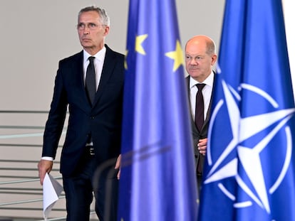 El canciller alemán, Olaf Scholz (derecha), junto al secretario general de la OTAN, Jens Stoltenberg, este lunes en Berlín.